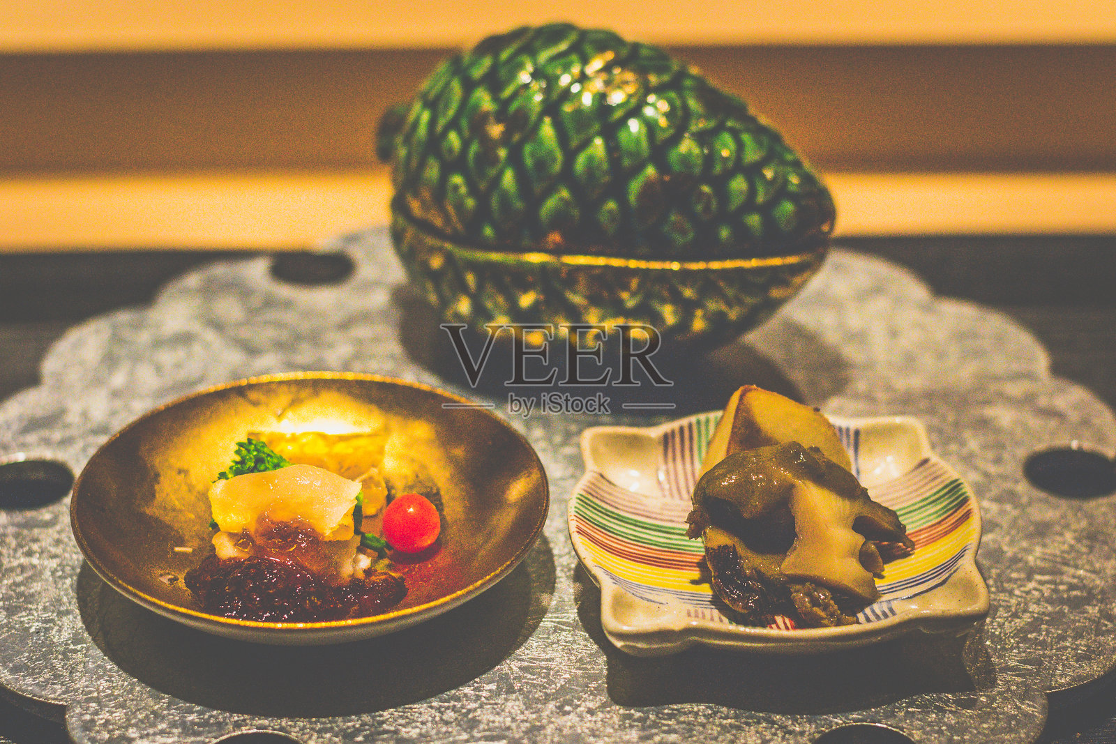 三种日本开胃菜：鳗鱼肝、河豚和鲍鱼照片摄影图片