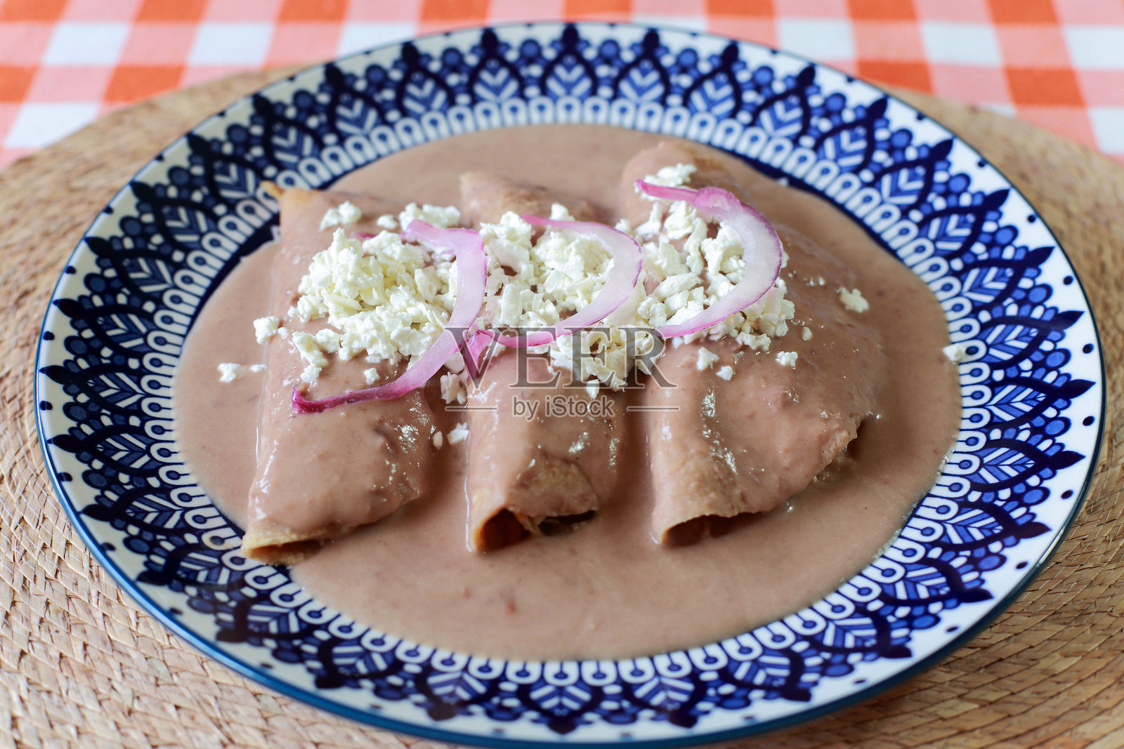 豆酱鸡肉卷饼，配以奶油和奶酪照片摄影图片
