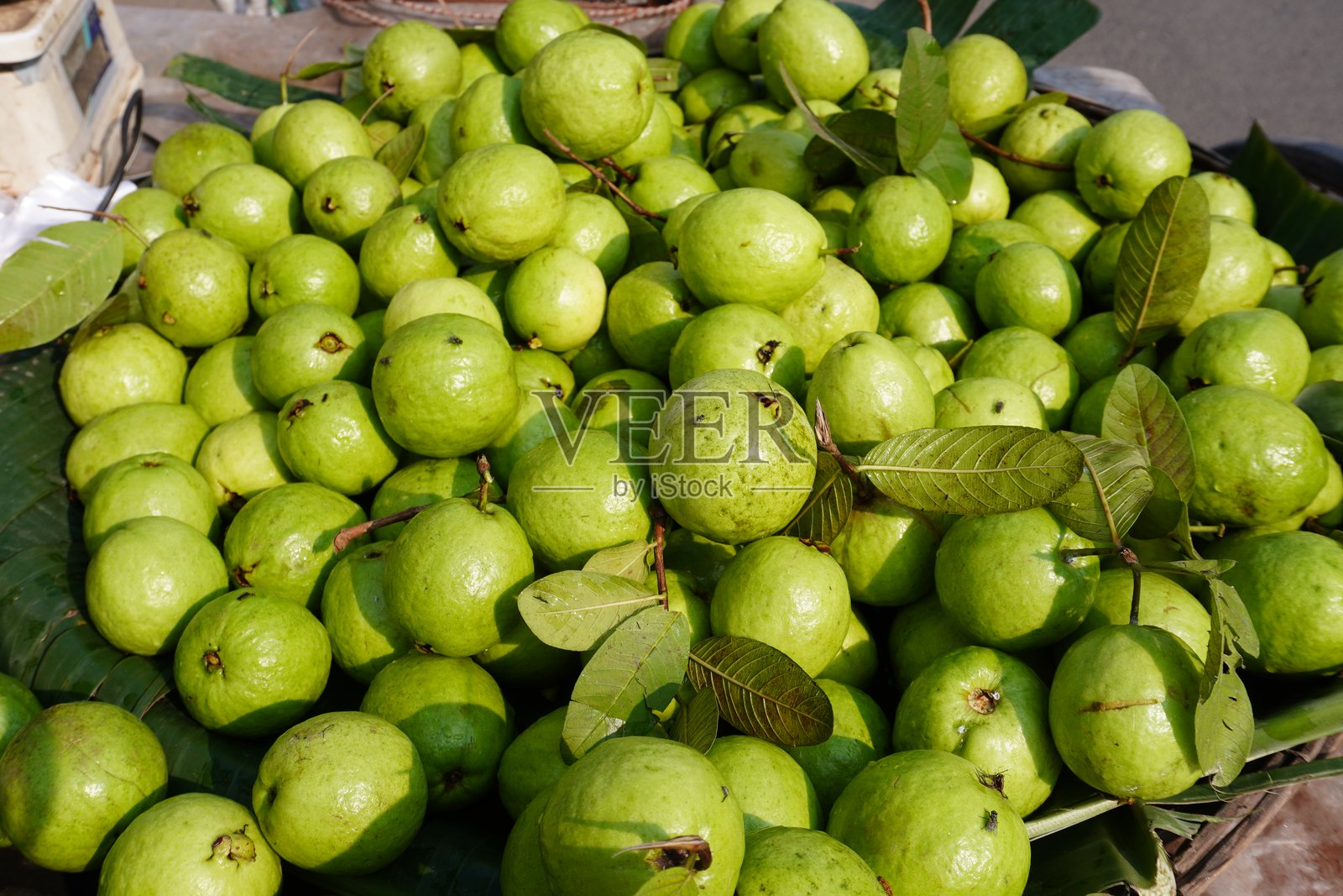 新鲜的番石榴放在篮子里待售于市场上照片摄影图片