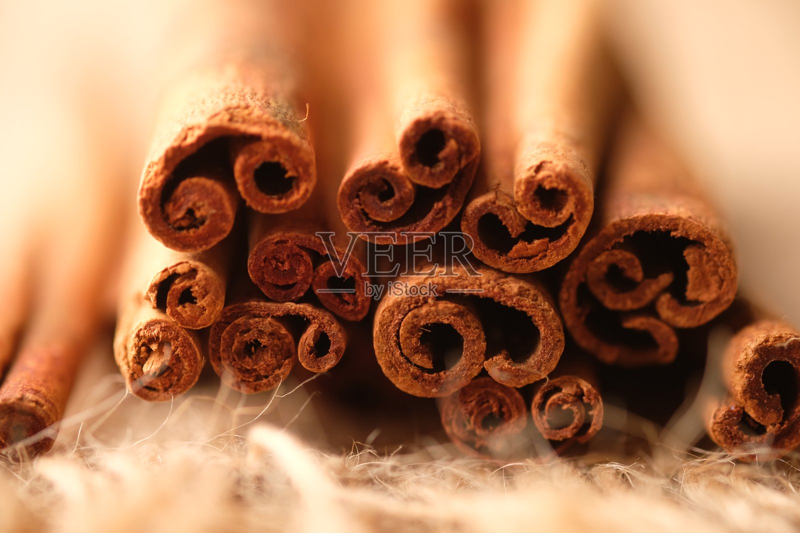 肉桂，学名为Cinnamomum，是一种能产生香料的树木。Cinnamomum verum。模糊的图像照片摄影图片