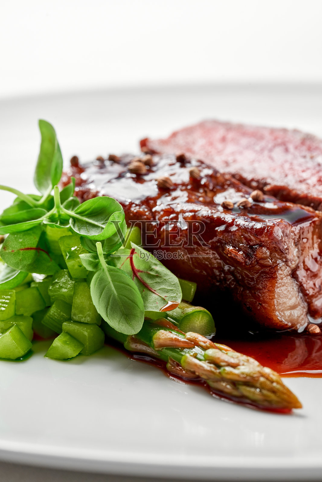 一道美味的菜肴，配有完美烹饪的牛排，搭配奶油土豆泥和鲜艳的绿色蔬菜。照片摄影图片