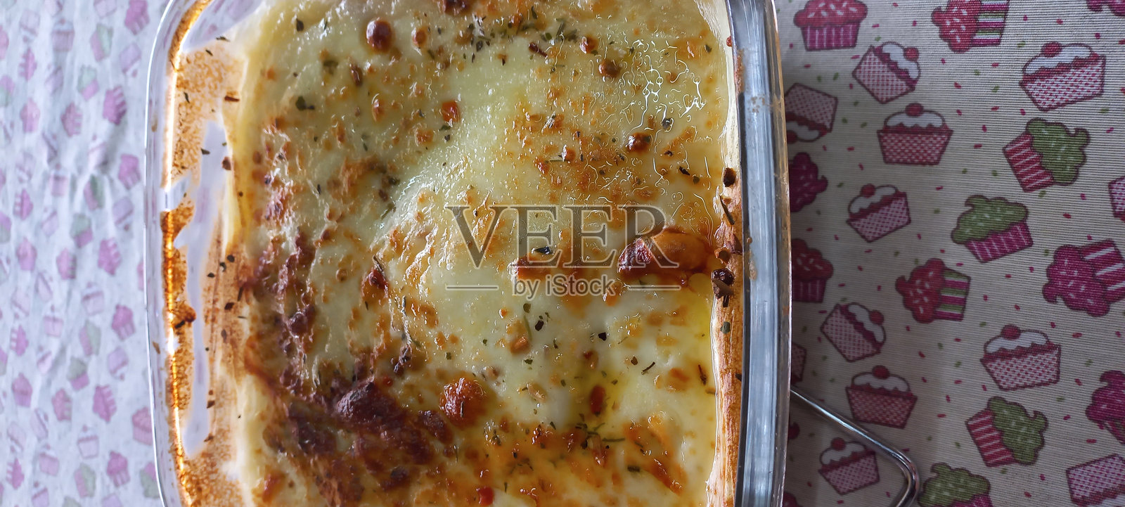 隐藏在空气炸锅中照片摄影图片