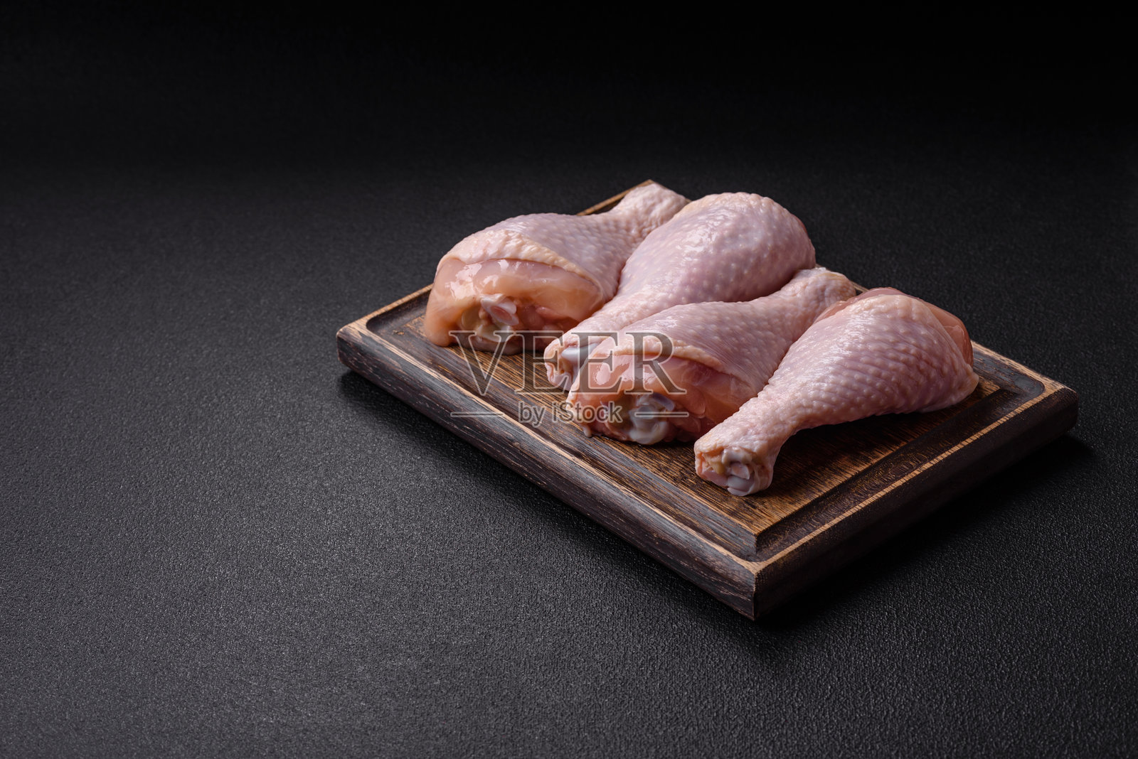 生鸡腿配盐、香料和草药照片摄影图片