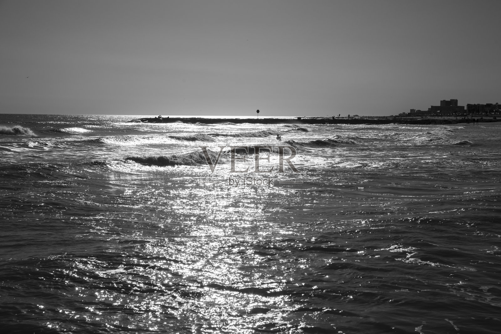 阳光照耀下的黑白海浪，突显墨西哥湾的纹理和动感。照片摄影图片