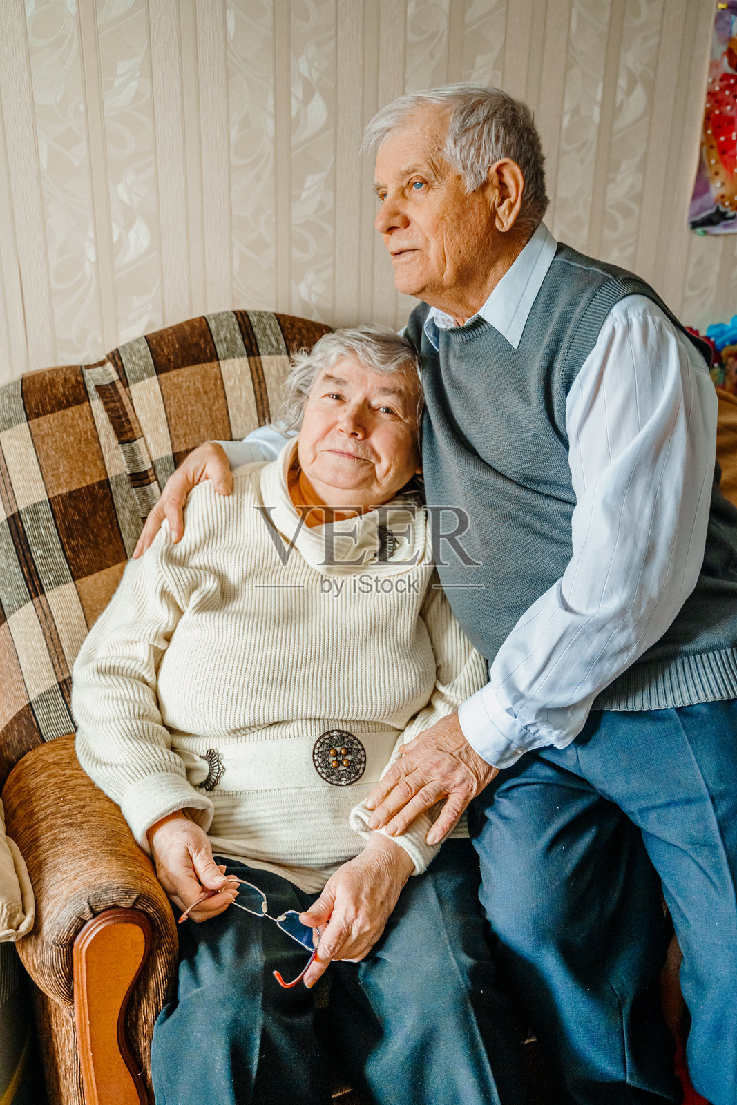 老年浪漫情侣。退休的老年男女在一起。穿着舒适毛衣的老夫妻。老人相拥亲吻。幸福的家庭长寿。温柔的感情关系。照片摄影图片