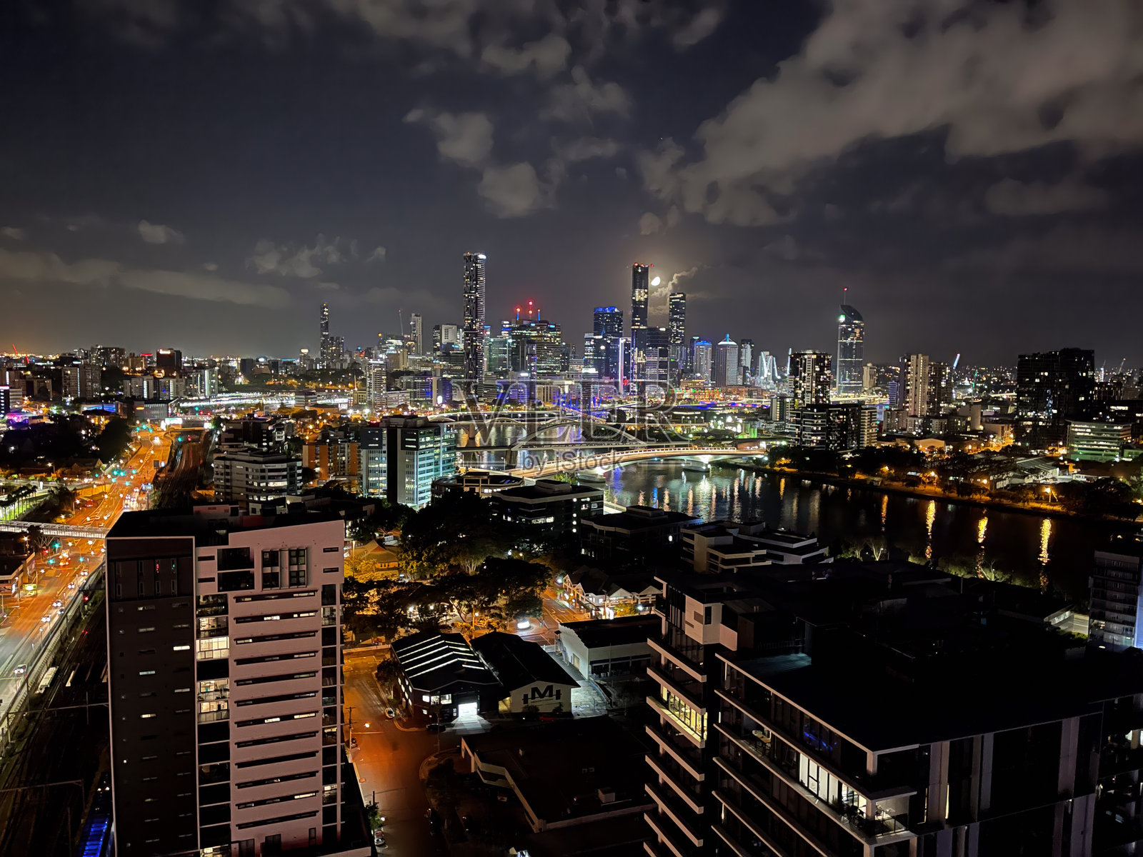 夜空下的灯光城市景观照片摄影图片