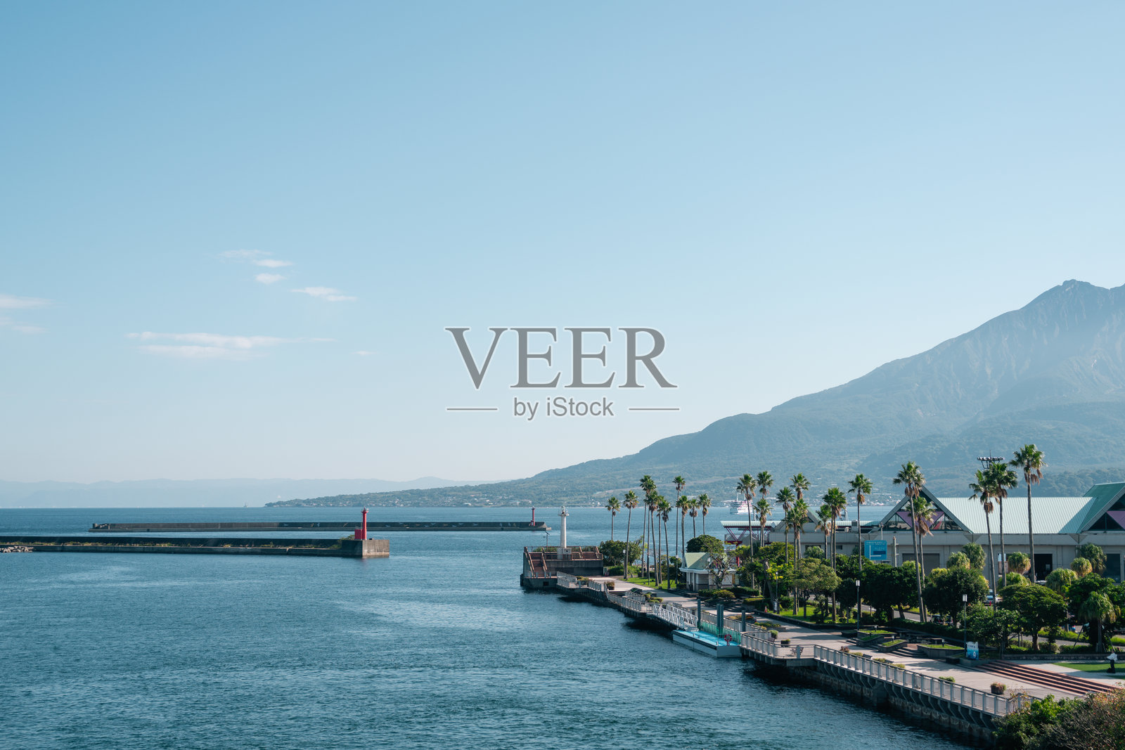 日本鹿儿岛的鹿儿岛港和樱岛火山岛景观照片摄影图片