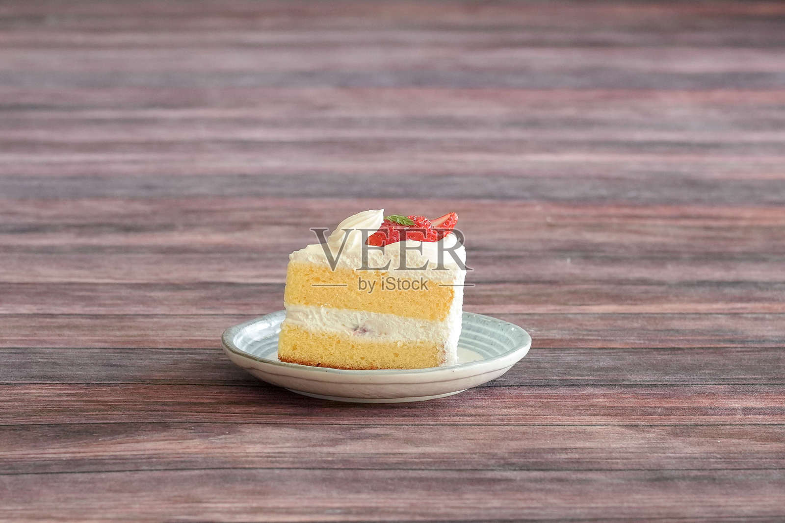 草莓短蛋糕放在木地板上照片摄影图片