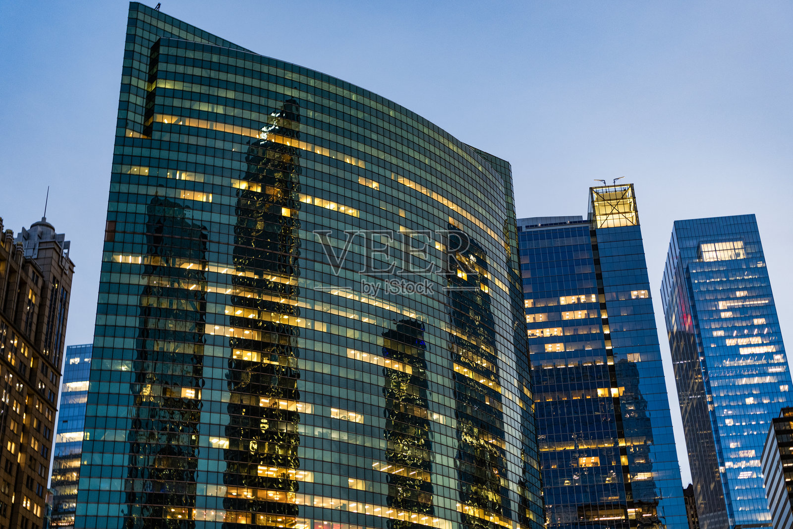 摩天大楼城市景观。芝加哥夜景。商业城市。芝加哥摩天大楼的夜景。芝加哥摩天大楼建筑。城市夜晚灯火辉煌的建筑。傍晚天际线。照片摄影图片