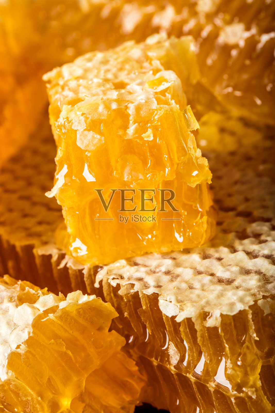 新鲜切好的蜂巢片，里面充满了蜂蜜照片摄影图片