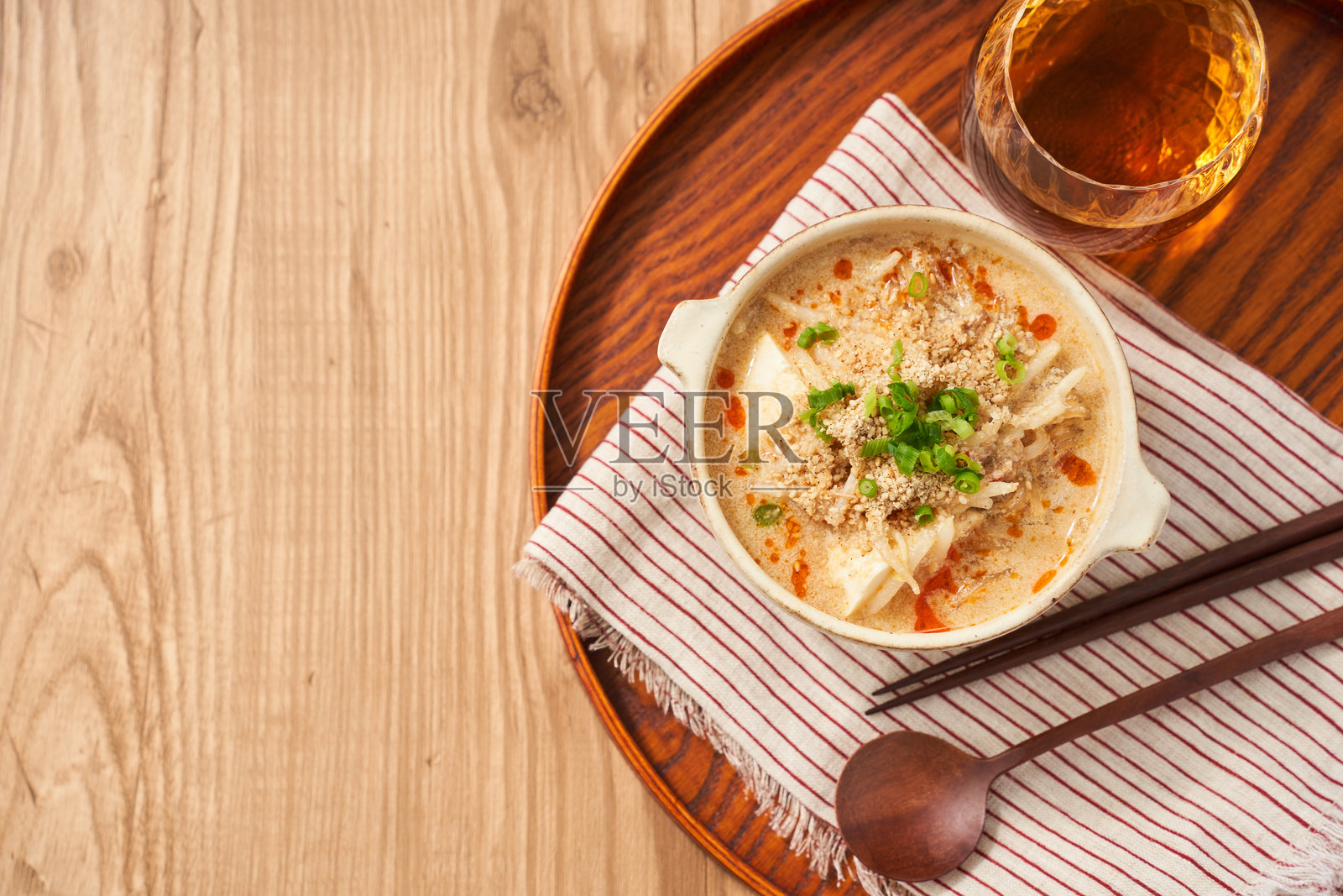 香浓辛辣芝麻汤配豆浆 - 健康的冬季美食照片摄影图片