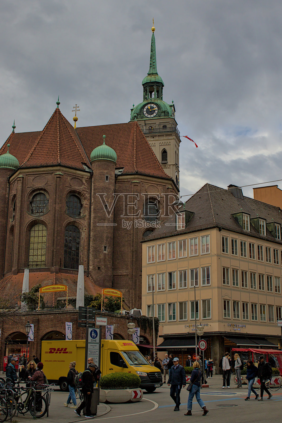 慕尼黑的一座历史悠久的教堂矗立在阴 cloudy 的天空下。照片摄影图片