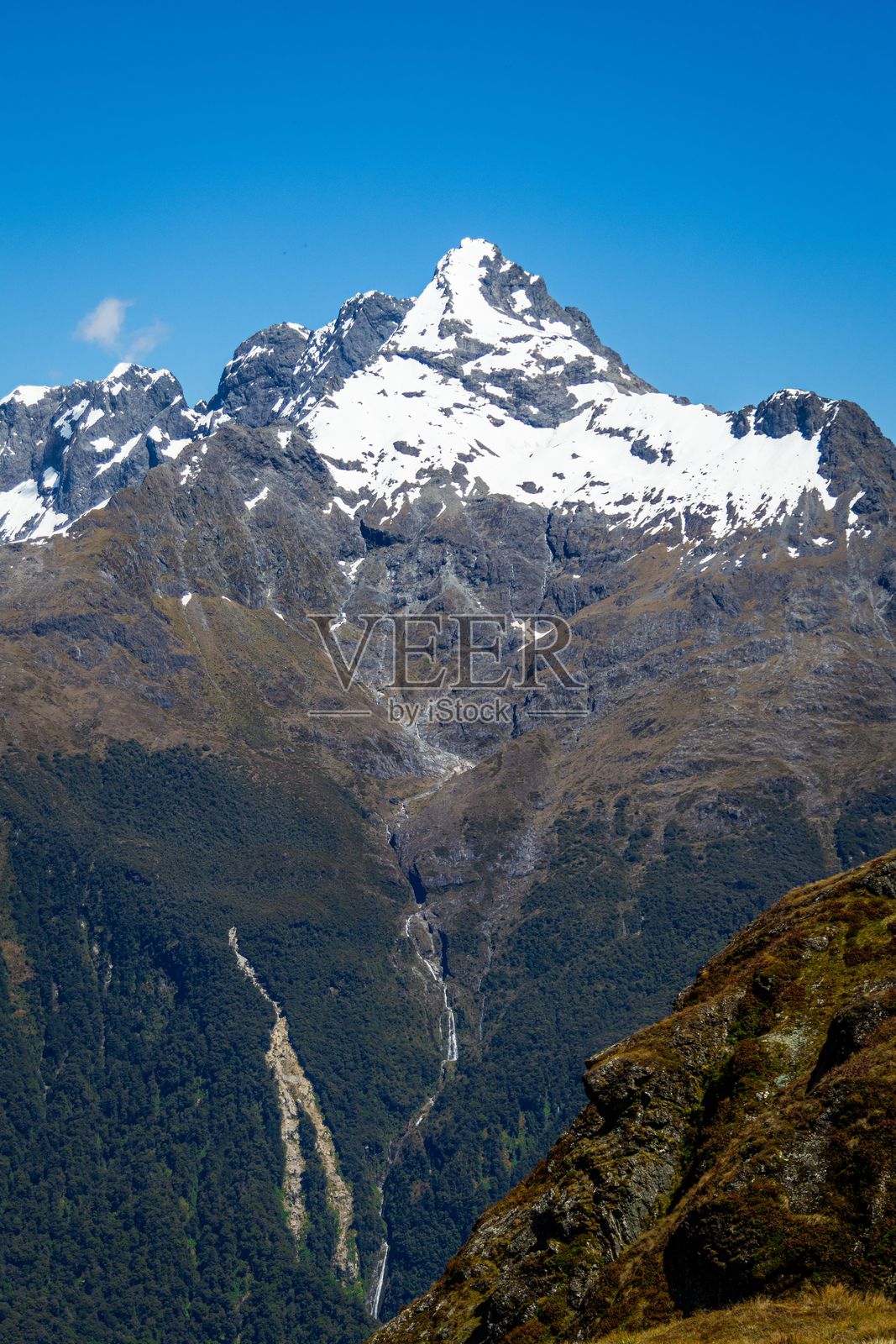 蓝天下的雪山峰照片摄影图片
