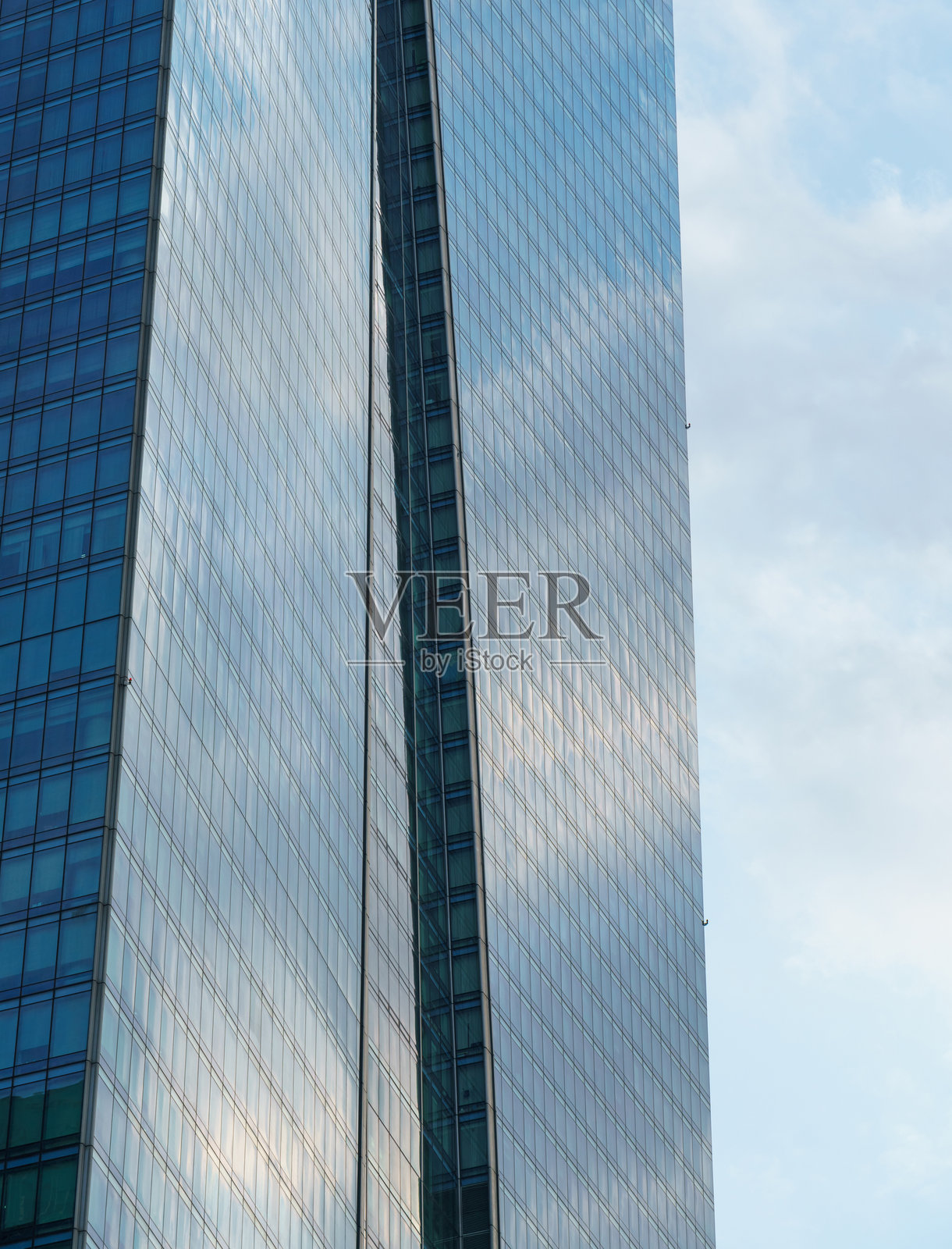现代摩天大楼外立面的特写与天空照片摄影图片