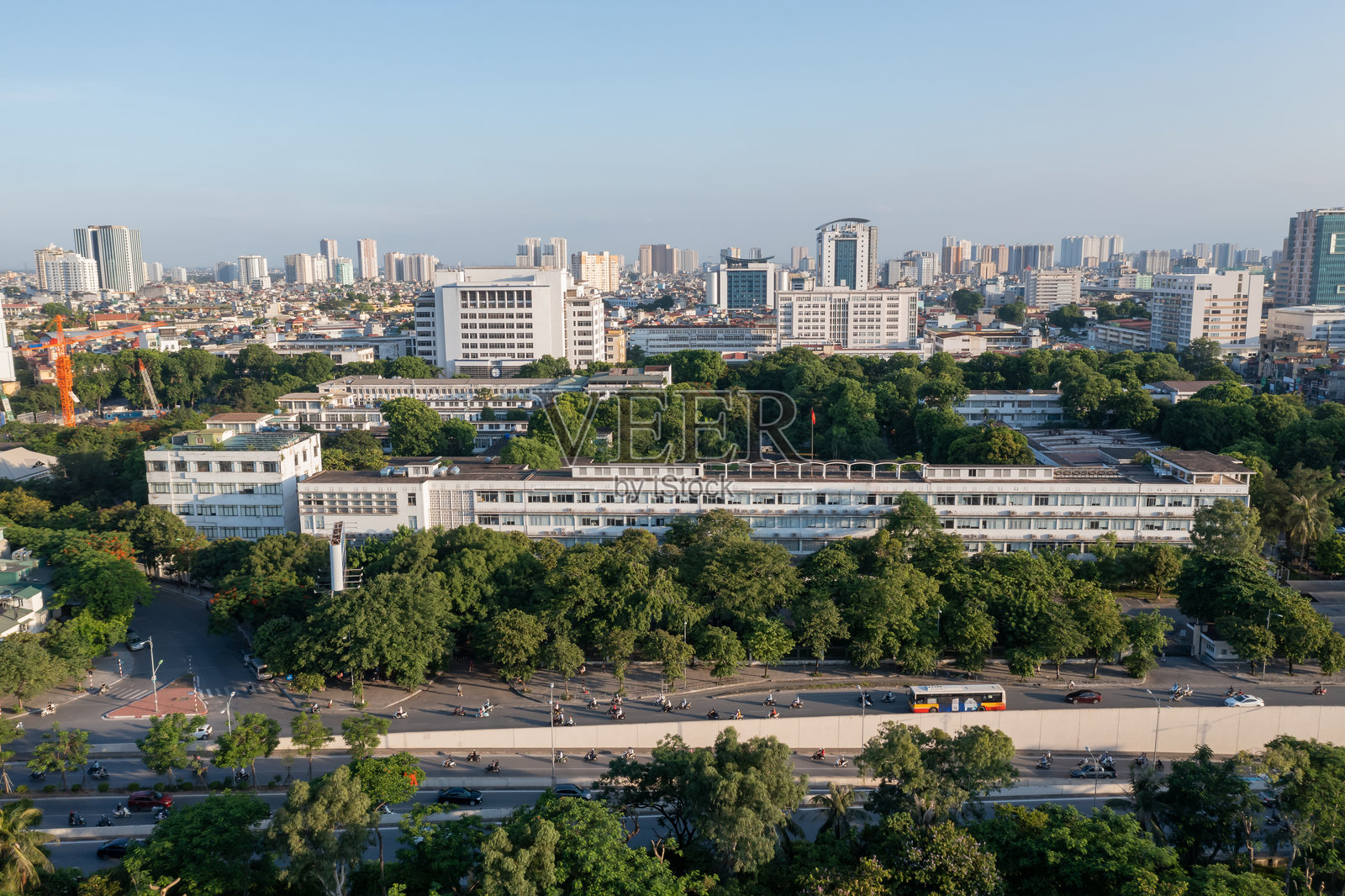 河内科技大学在大国越街的鸟瞰图，海防中区照片摄影图片