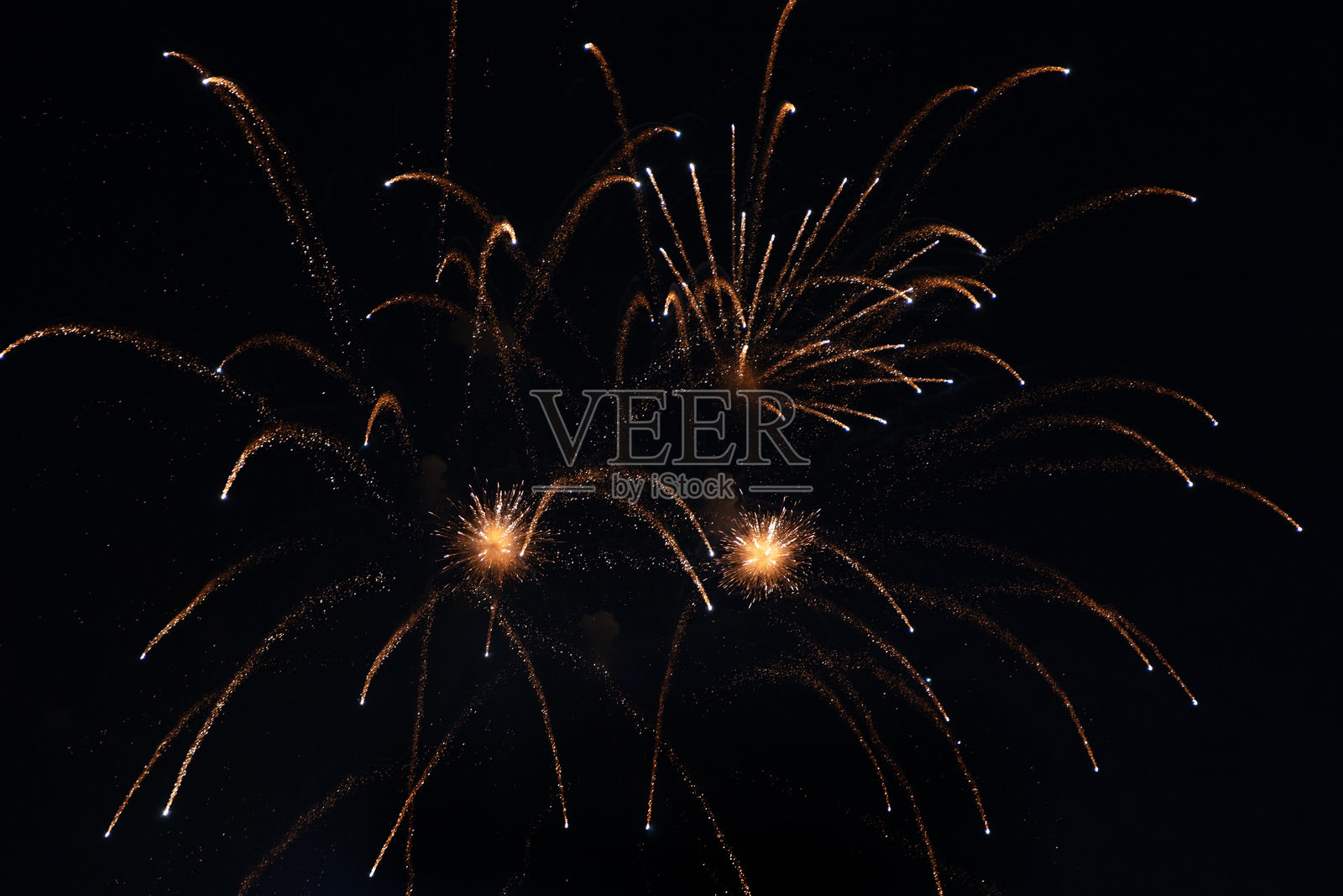 节日夜空背景下的烟花。照片摄影图片