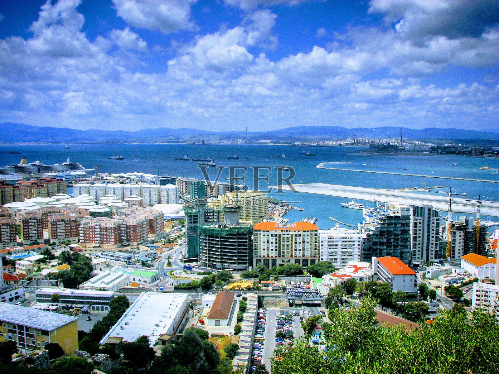 直布罗陀市的景观，包括机场和港口，英国，2008年5月照片摄影图片