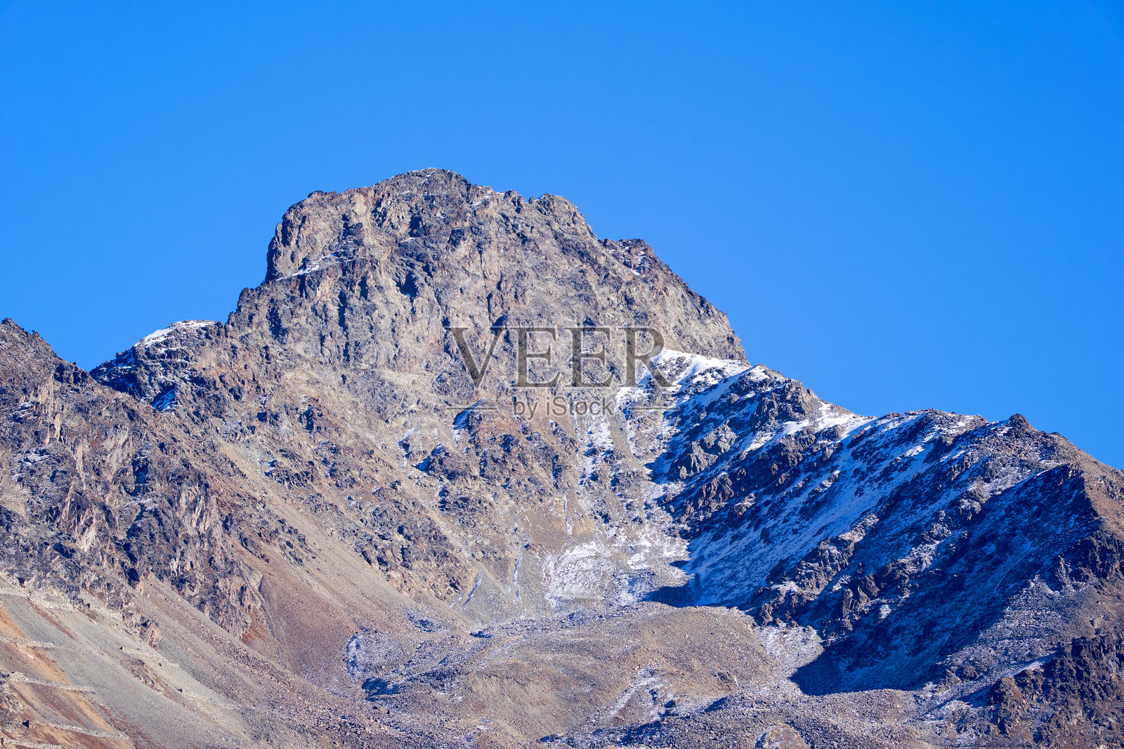 瑞士阿尔卑斯山的山峰全景，阳光明媚的秋日从圣莫里茨山村俯瞰。照片摄影图片