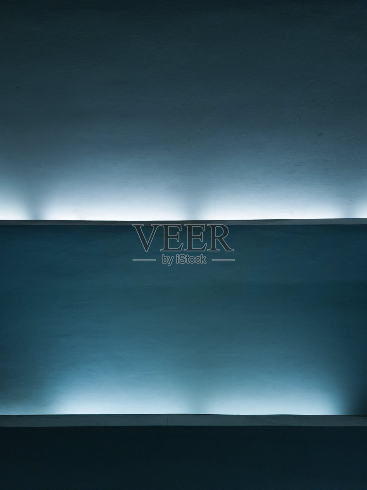 两条带有底部冷光檐灯的条形灯，背景。照片摄影图片