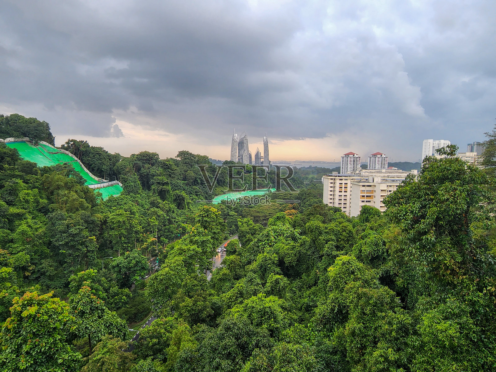 新加坡特洛克布朗雅山公园的亨德森波浪桥下雨天。照片摄影图片