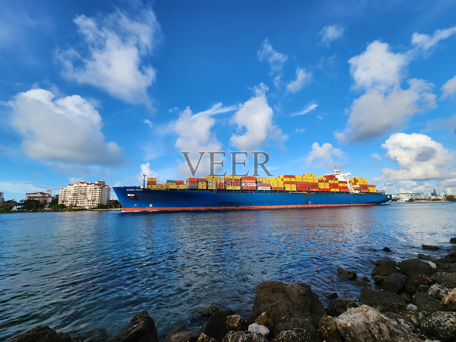 货运集装箱在货船上。马士基普埃洛号。货船离港。集装箱船。出口与进口。迈阿密的集装箱货船服务。照片摄影图片