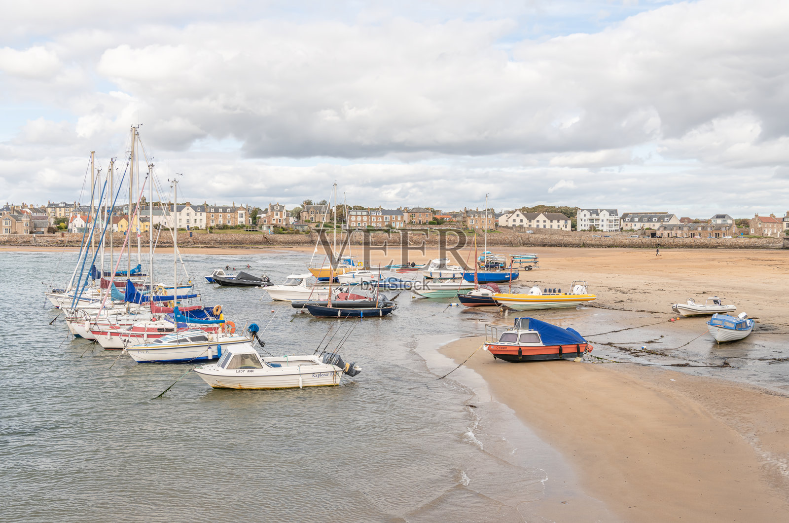 埃利海滩附近的福斯湾保护港口中的船只照片摄影图片