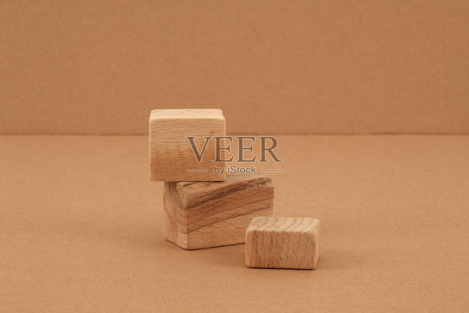 木质生态乡村风格的平台讲台，背景为米色手工纸。简约的空展示产品陈列场景。照片摄影图片