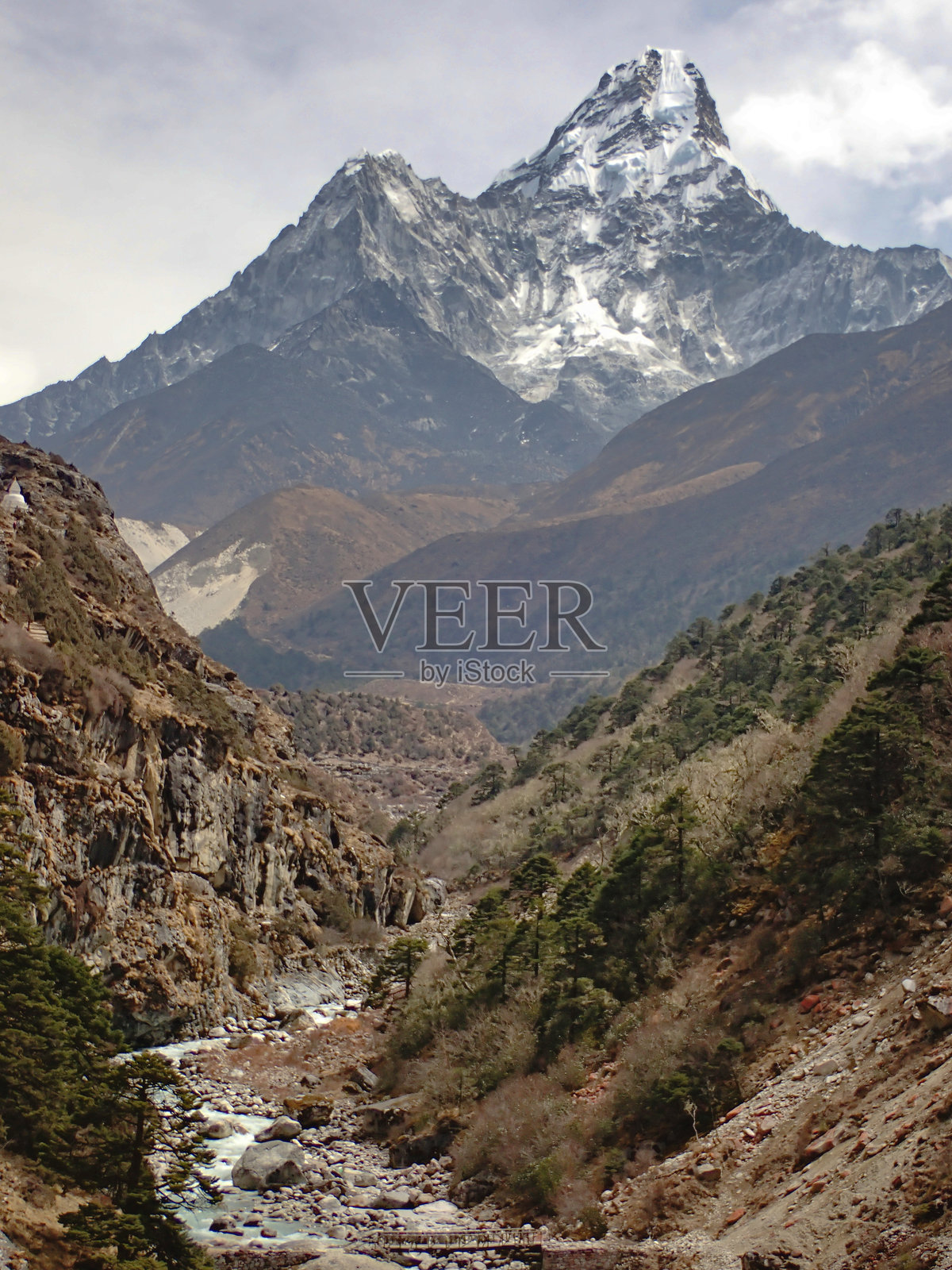 阿玛达布朗峰与山谷照片摄影图片