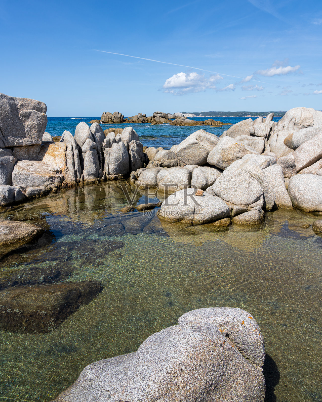 拉韦齐群岛（Iles Lavezzi），科西嘉岛，法国。国家公园，拥有沙滩、花岗岩巨石和清澈的海水。照片摄影图片