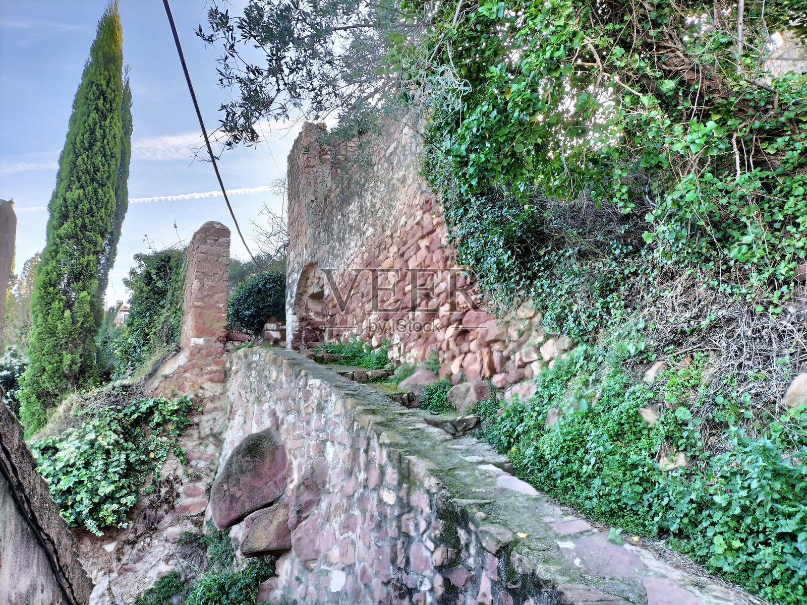 在阳光明媚的日子里，卡斯特利翁省维拉法梅斯镇的街道和教堂照片摄影图片