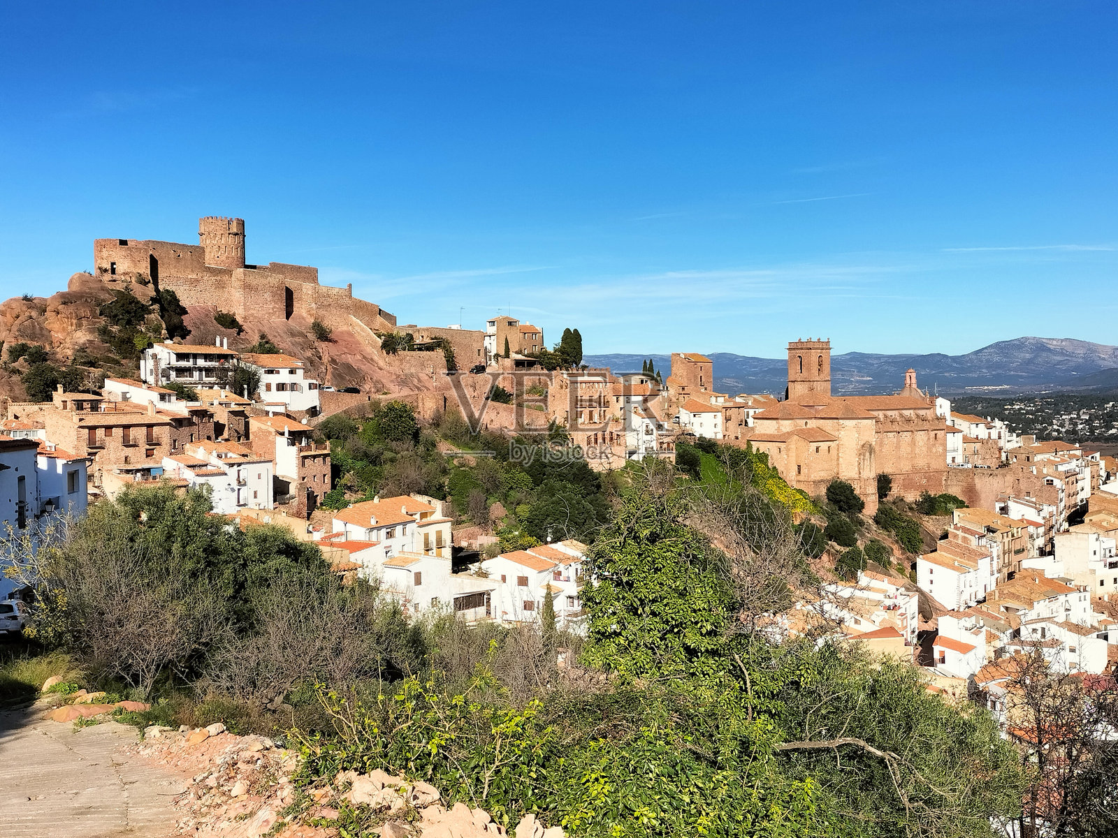 在阳光明媚的日子里，卡斯特利翁省维拉法梅斯镇的景观和风景照片摄影图片