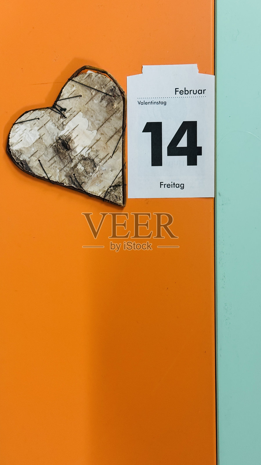 情人节日历纸与木质心形装饰照片摄影图片