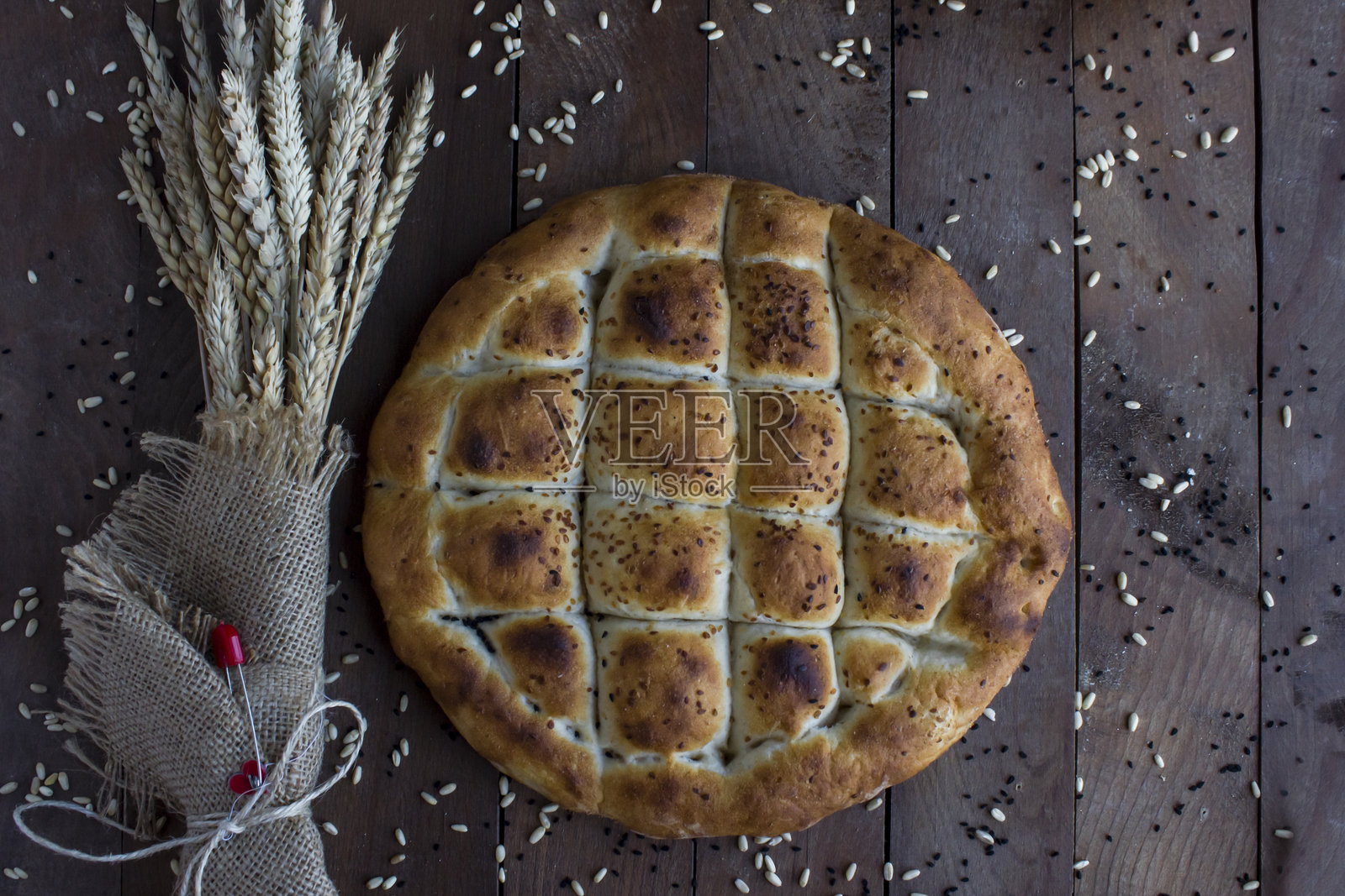 土耳其斋月面包与小麦花束照片摄影图片