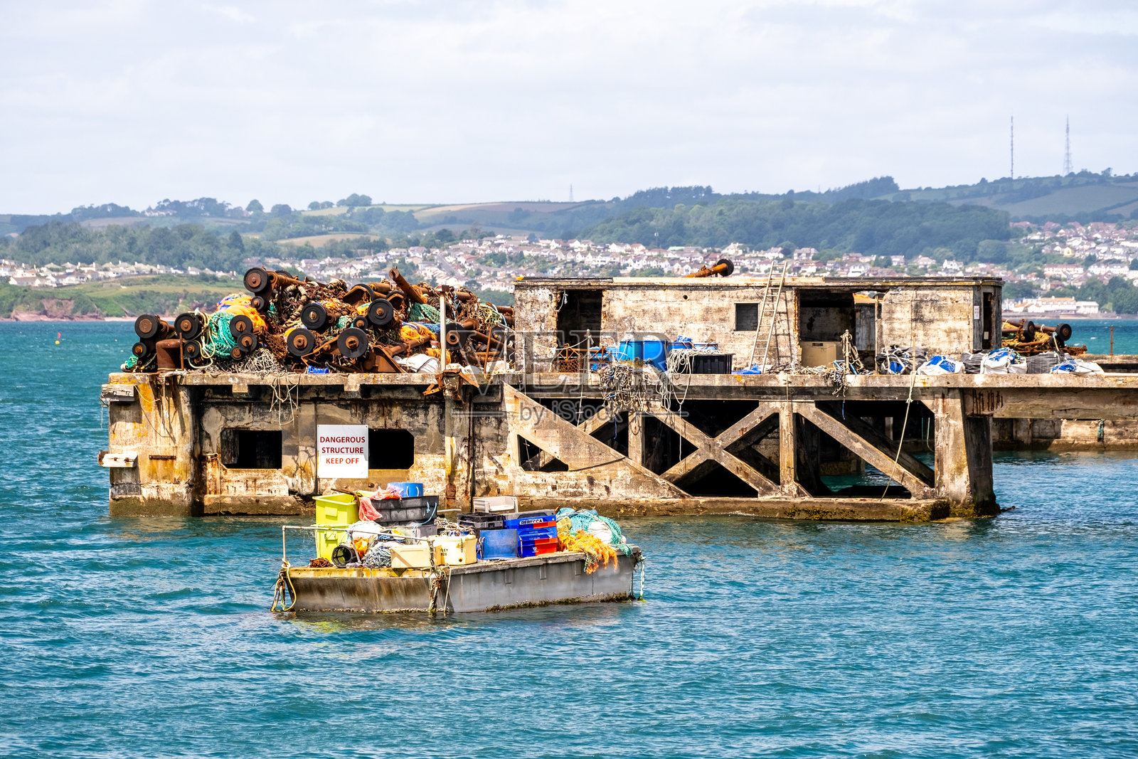 浮动平台上的钓鱼装备照片摄影图片