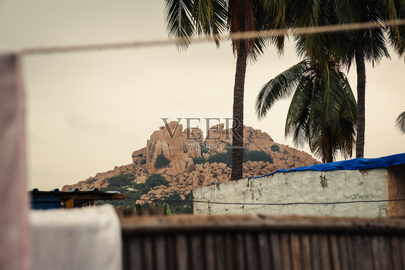 印度汉皮的山脉和通加布德拉河景观照片摄影图片