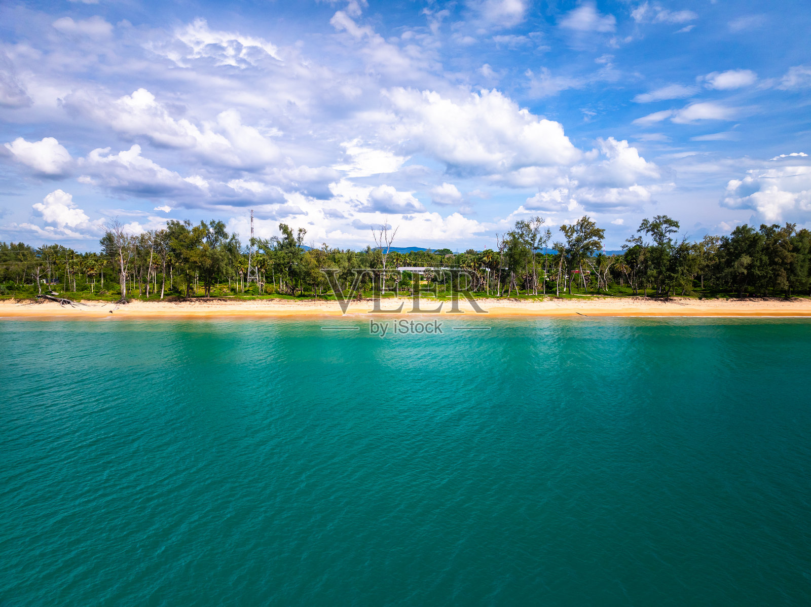夏季背景下惊人的海面，自然海浪沙滩背景照片摄影图片