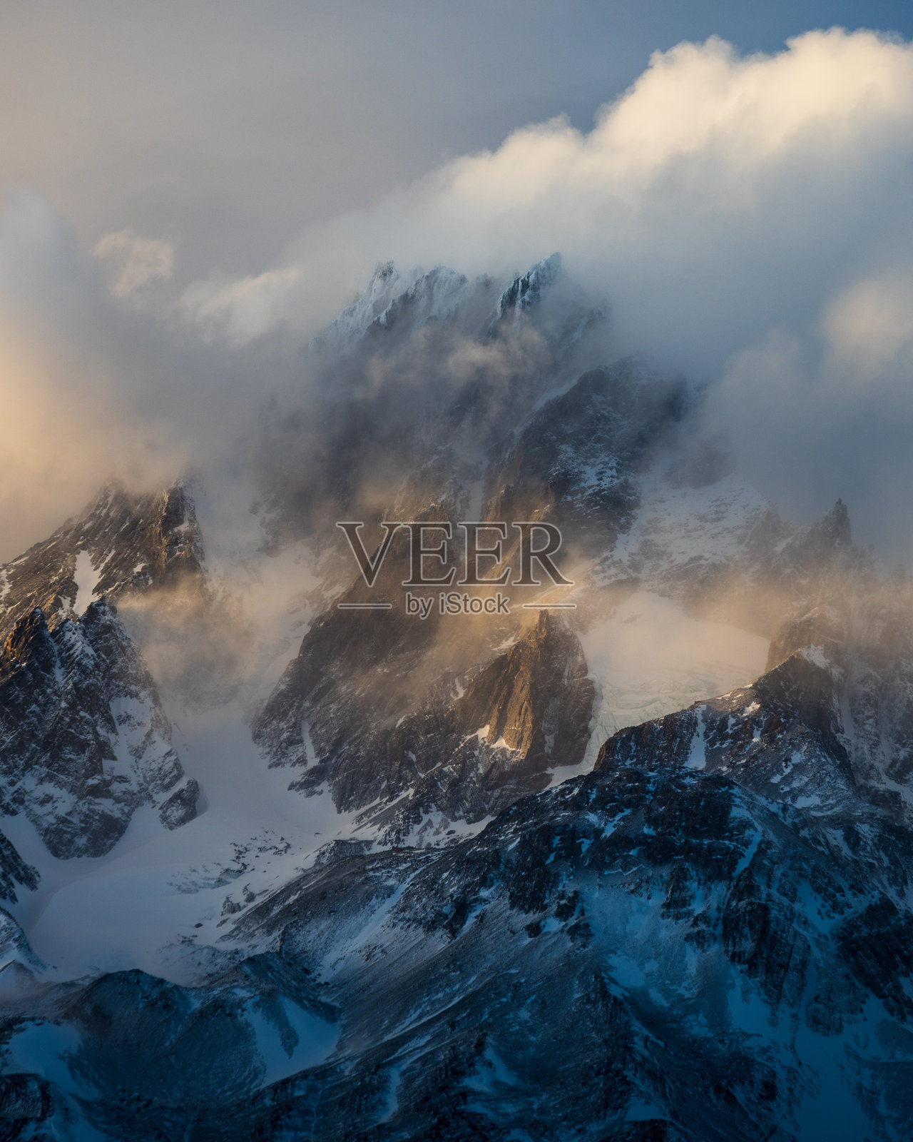 智利托雷斯德尔潘恩国家公园的帕伊内大山日落景色照片摄影图片