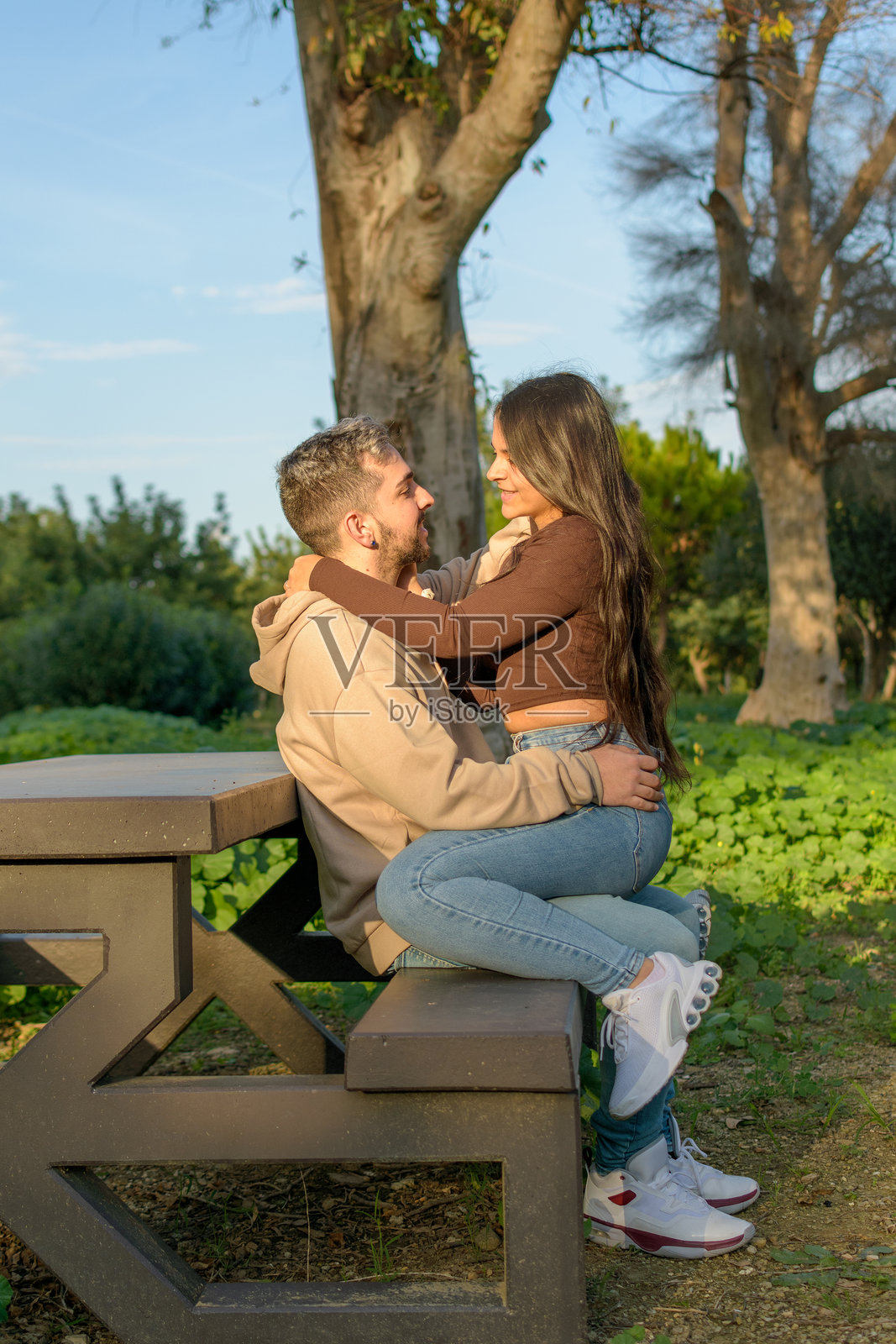 一对年轻情侣在公园里表达他们的爱意照片摄影图片