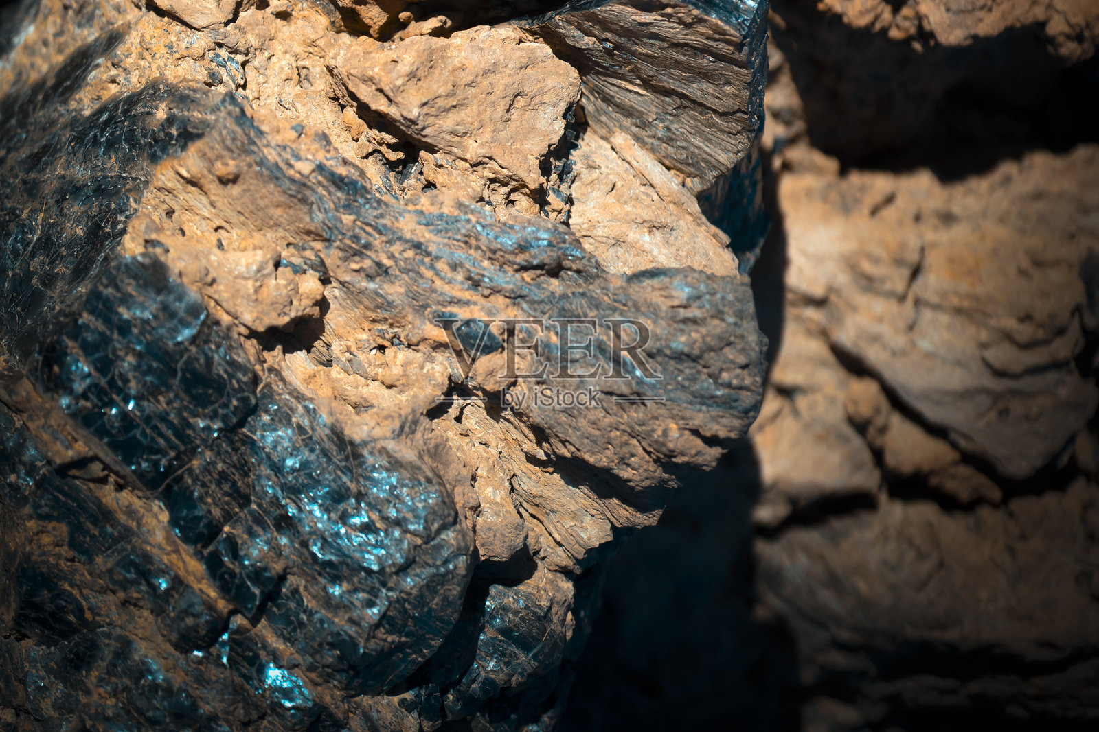 火山地形上的熔岩构造、石头、黑色玄武岩特写。照片摄影图片