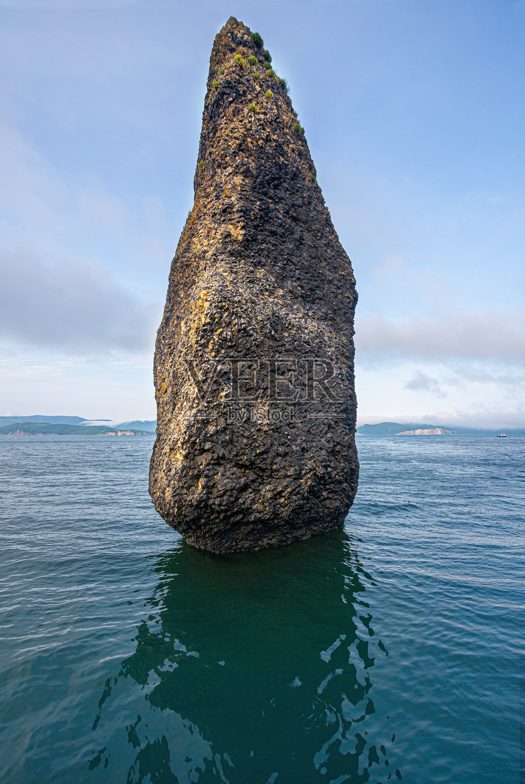 斯塔里奇科夫岛的岩石礁照片摄影图片