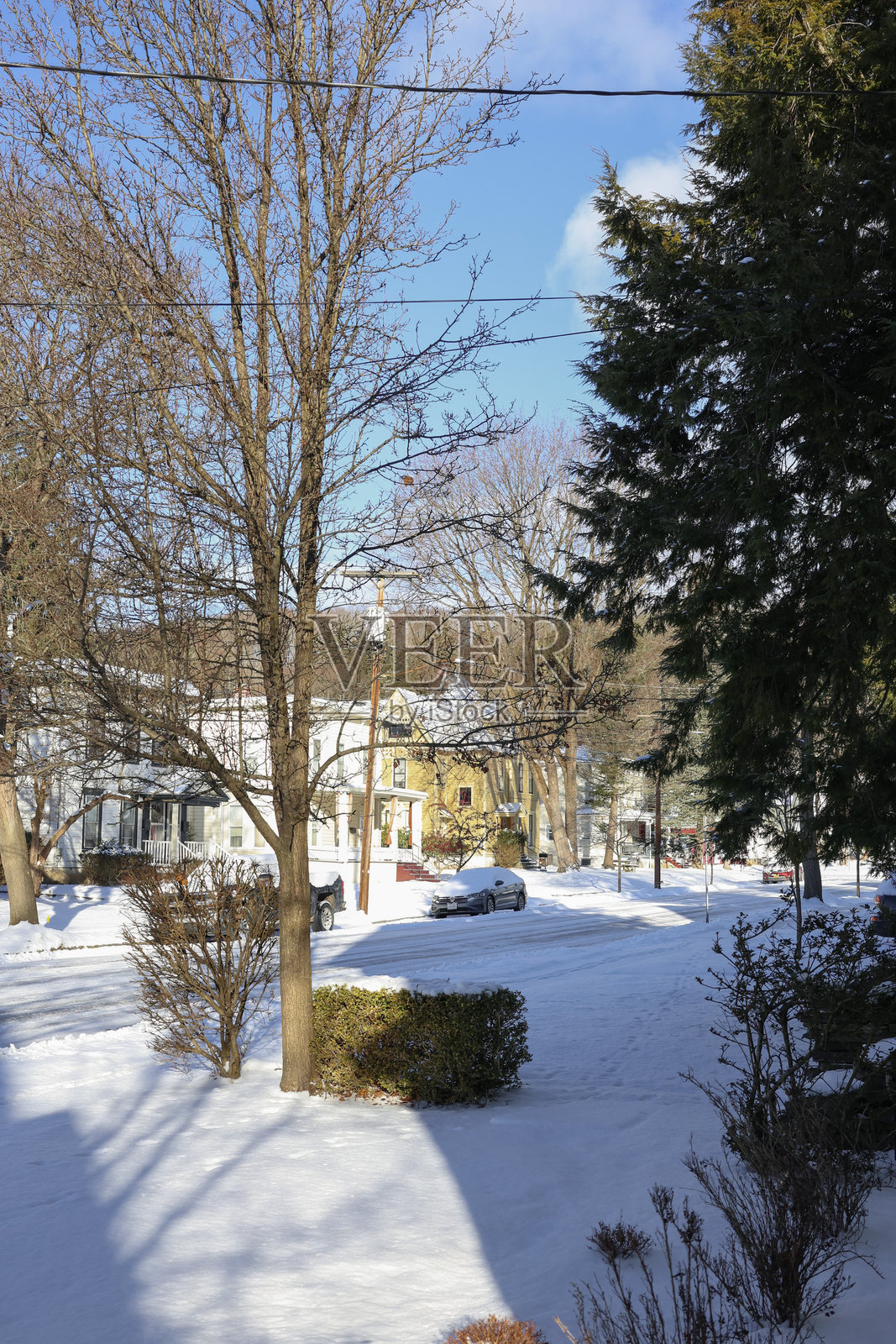 阳光透过云层洒在纽约州北部的雪天上照片摄影图片