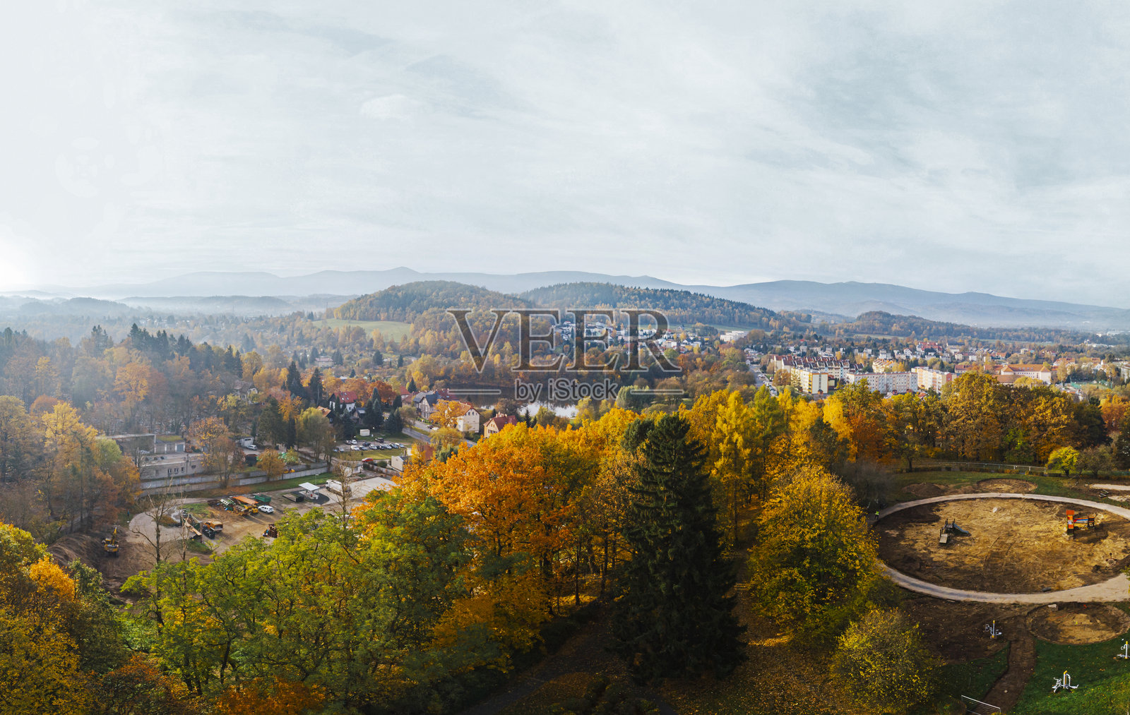 秋天的连接：森林与城市照片摄影图片