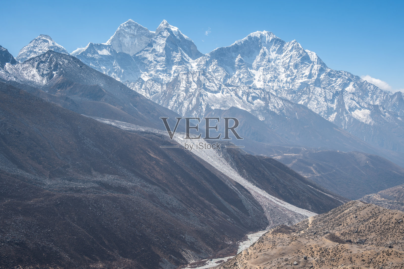 美丽的Thamserku山和Kangtega山的景色，拍摄于尼泊尔丁布切村附近。照片摄影图片