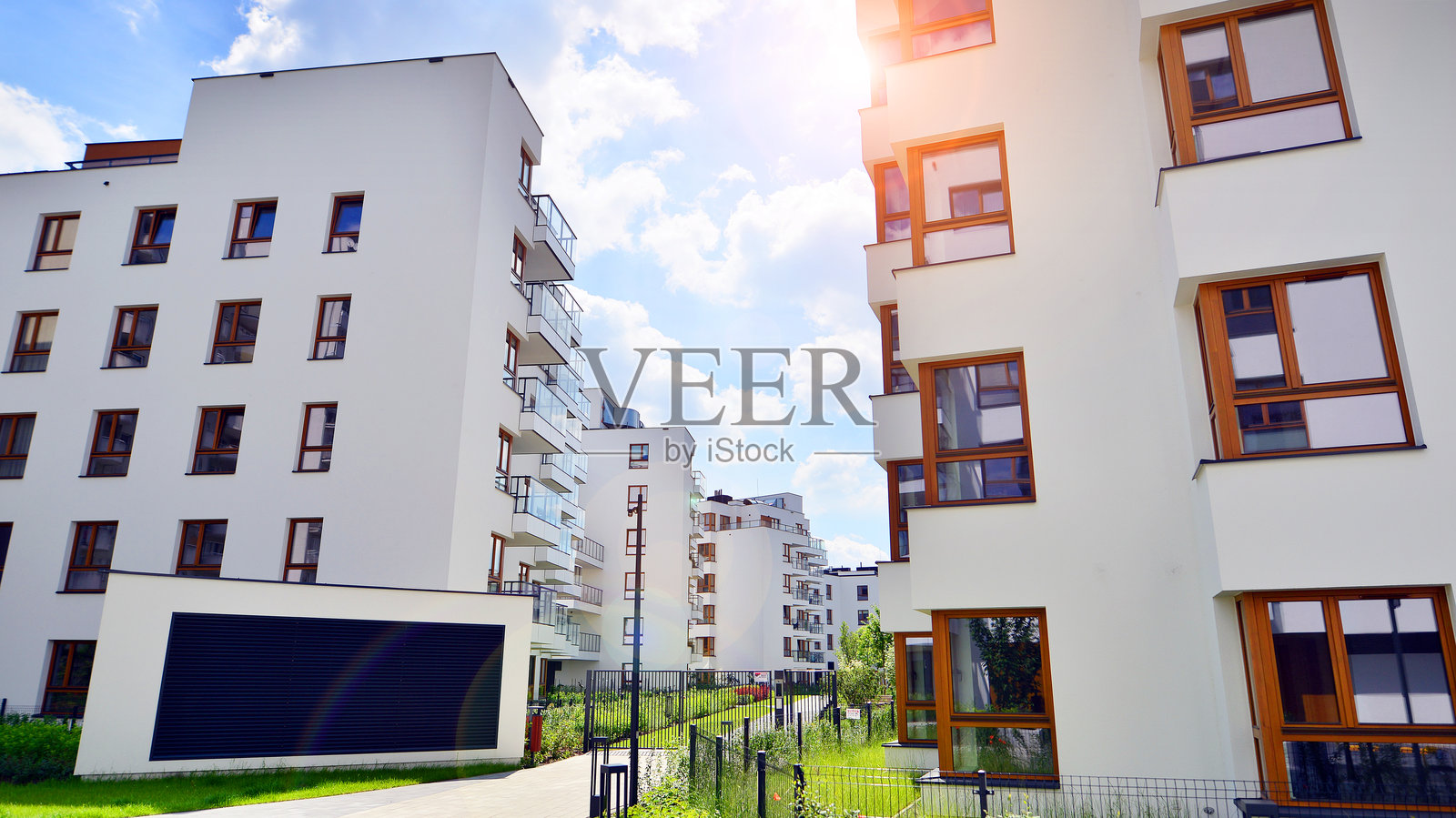 与自然和谐的欧洲住宅建筑。城市中的绿色生态友好生活。照片摄影图片