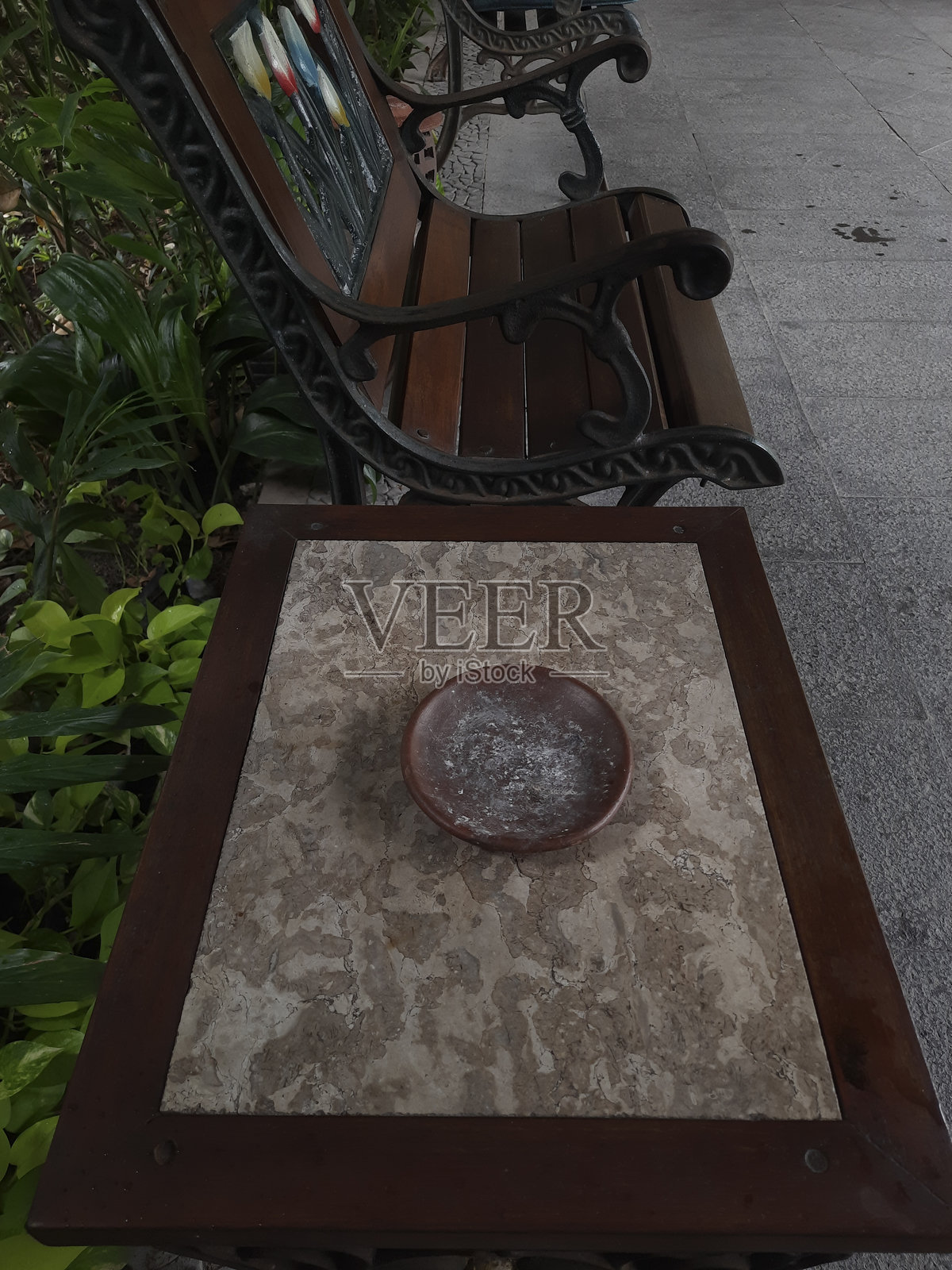 户外环境中的大理石桌面上的陶瓷碗照片摄影图片