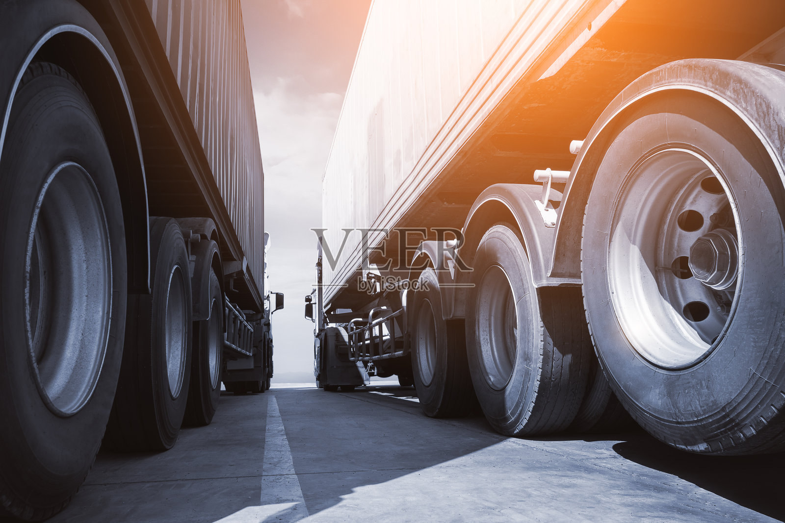 停车场上的半挂车。经济型商业运输。卡车轮胎。货物集装箱运输。进出口。卡车货运物流运输。照片摄影图片