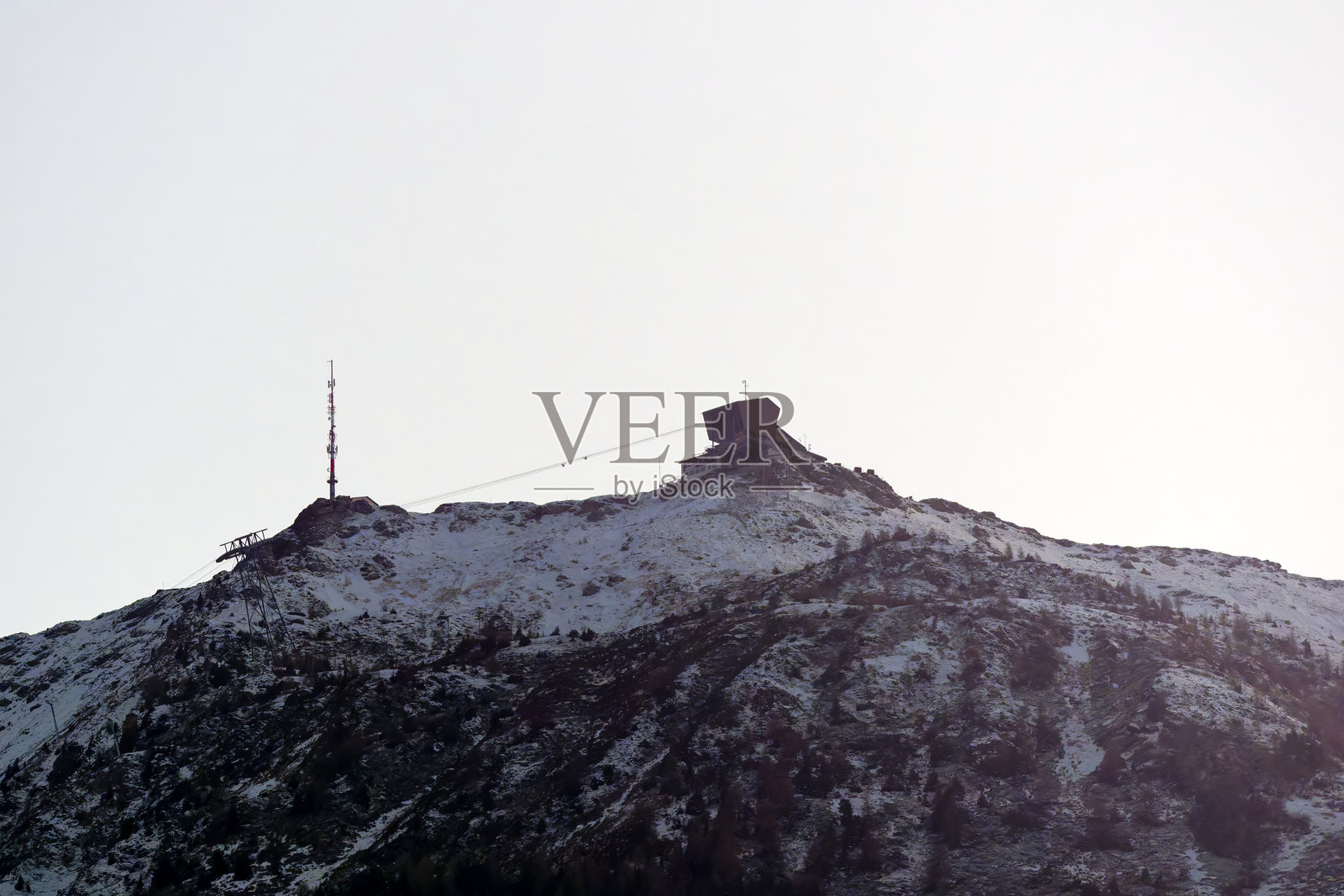 瑞士普拉特高谷的阿尔卑斯山景，山脉全景和戈茨纳格拉特缆车站，阳光明媚的秋季日落时分。照片摄影图片