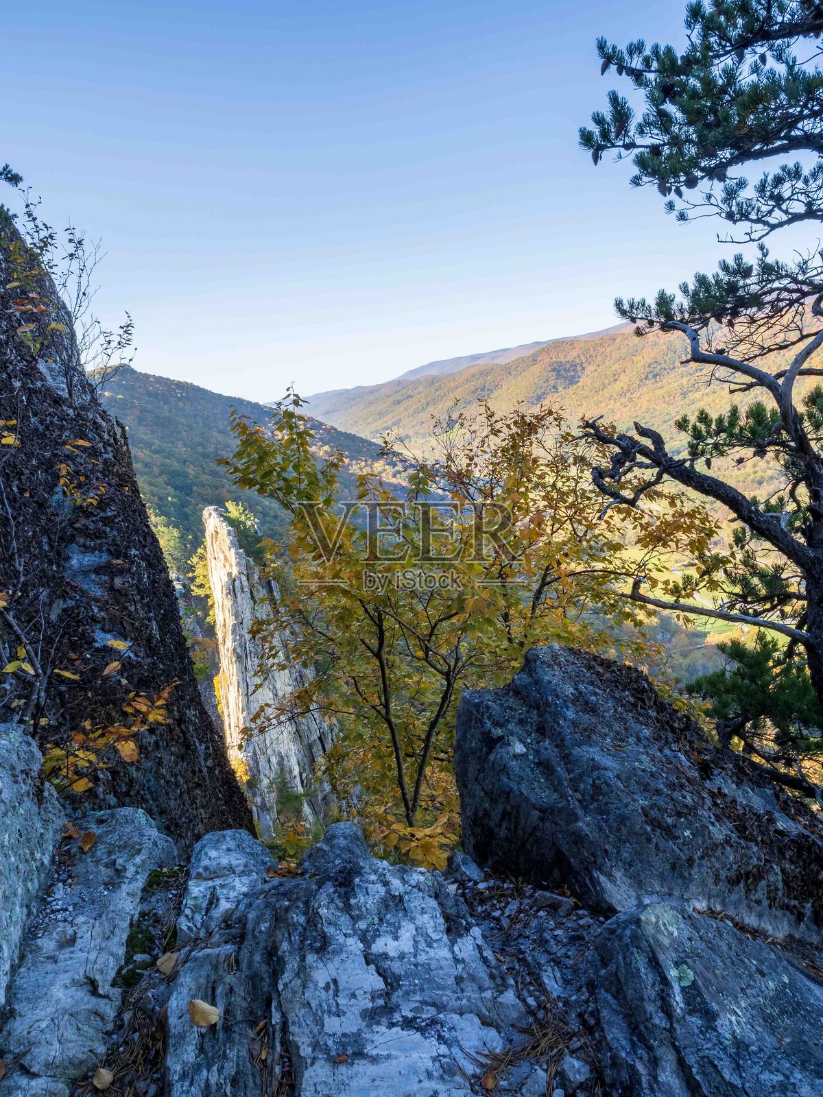 从西弗吉尼亚州塞内卡岩石的山顶俯瞰秋季山脉照片摄影图片