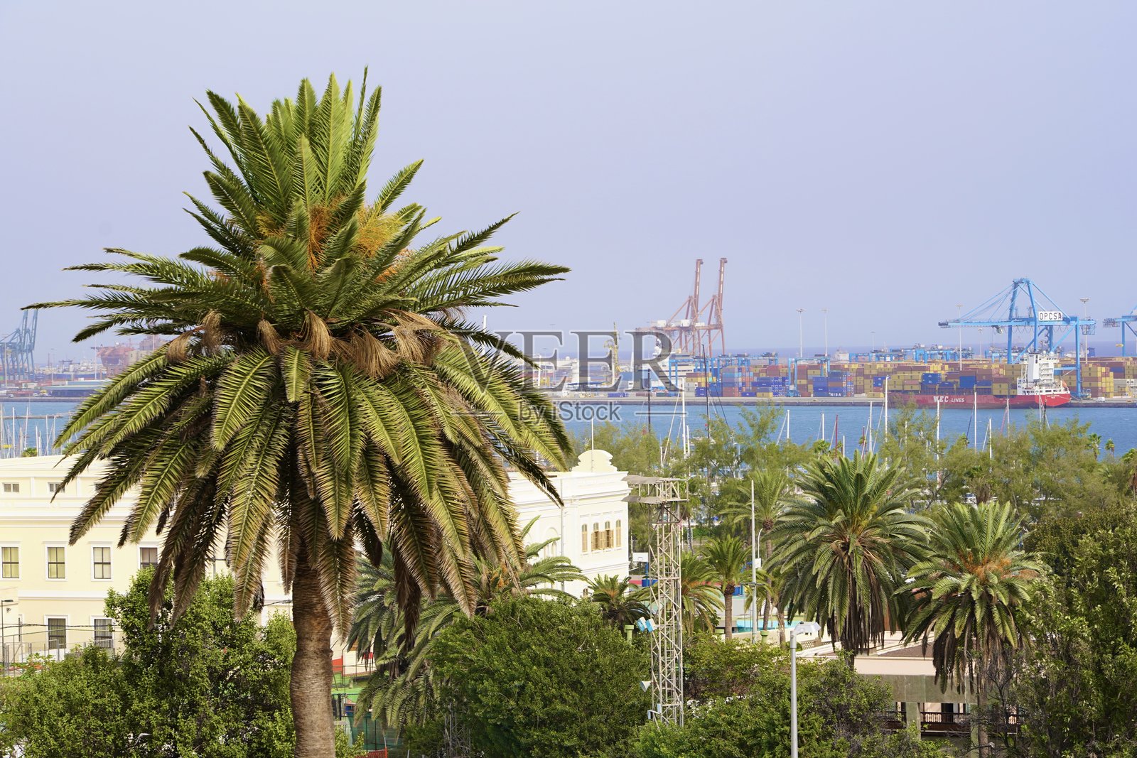 拉斯帕尔马斯，正式名称为拉斯帕尔马斯·德·格兰卡纳里亚，是西班牙的一座城市，也是大加那利岛的首府，位于大西洋的加那利群岛。照片摄影图片