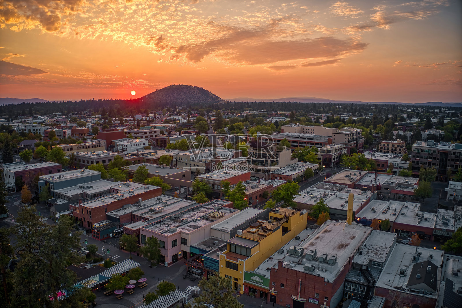 夏季日落时分俄勒冈州本德的鸟瞰图照片摄影图片